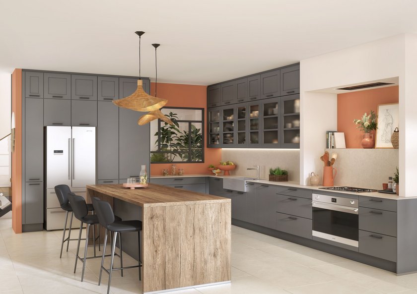Cuisine gris ardoise, blanche et bois avec touches terracotta