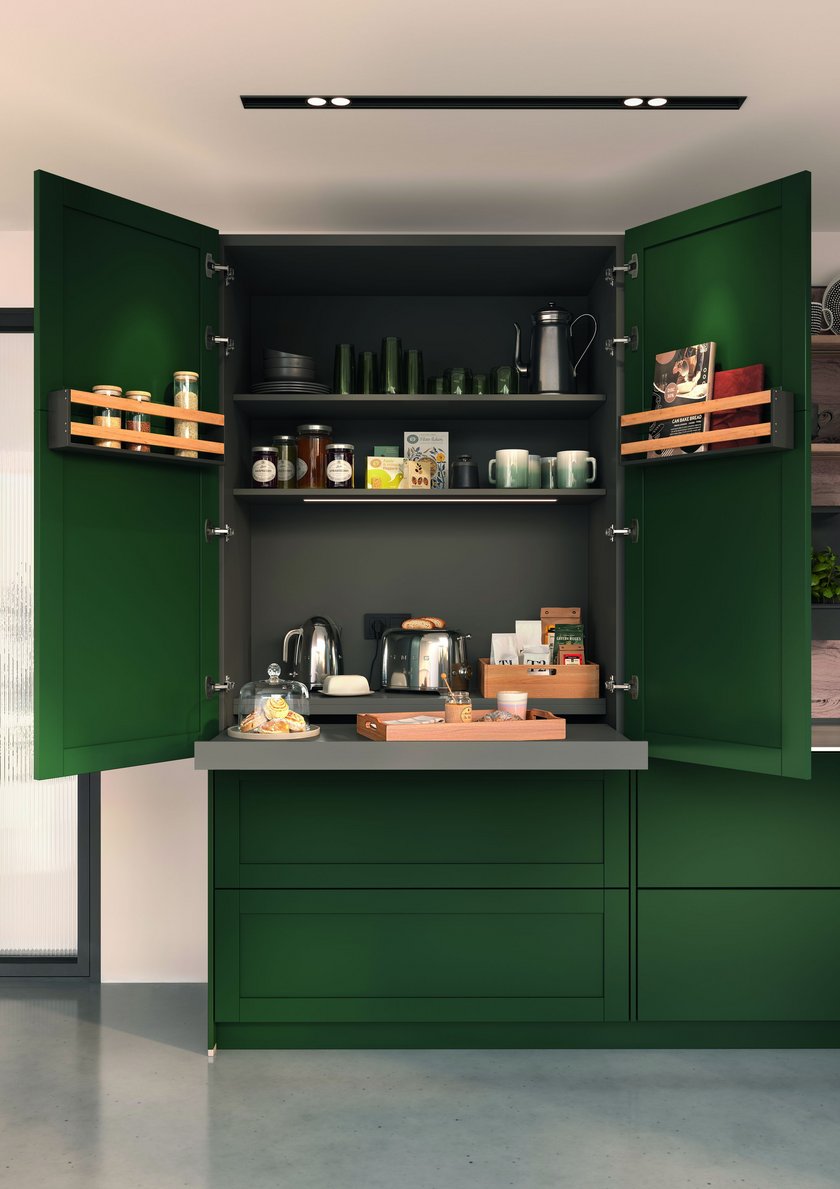 Armoire de cuisine verte ouverte avec espace petit-déjeuner