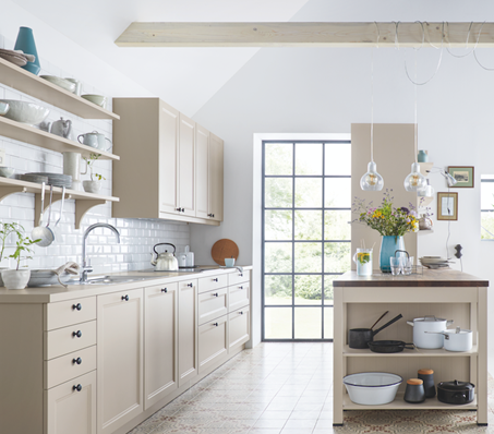 cuisine en bois beige avec îlot central