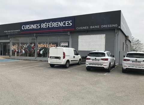 Facade_Magasin_Cusines_References_La_Loyere