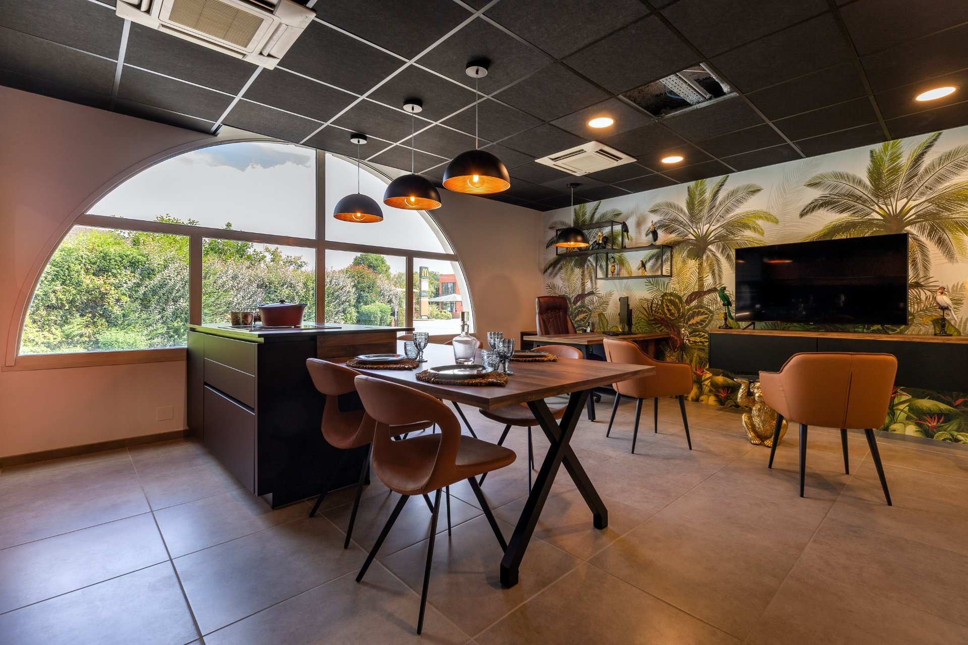 Cuisines Références PAU vous attend pour réaliser la cuisine aménagée sur mesure qui vous ressemble !