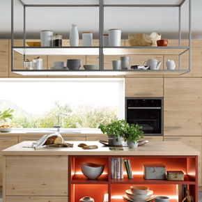 cuisine en bois équipée avec îlot central