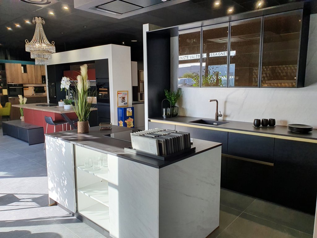 Cuisines Références LUCON vous attend pour réaliser la cuisine aménagée sur mesure qui vous ressemble !