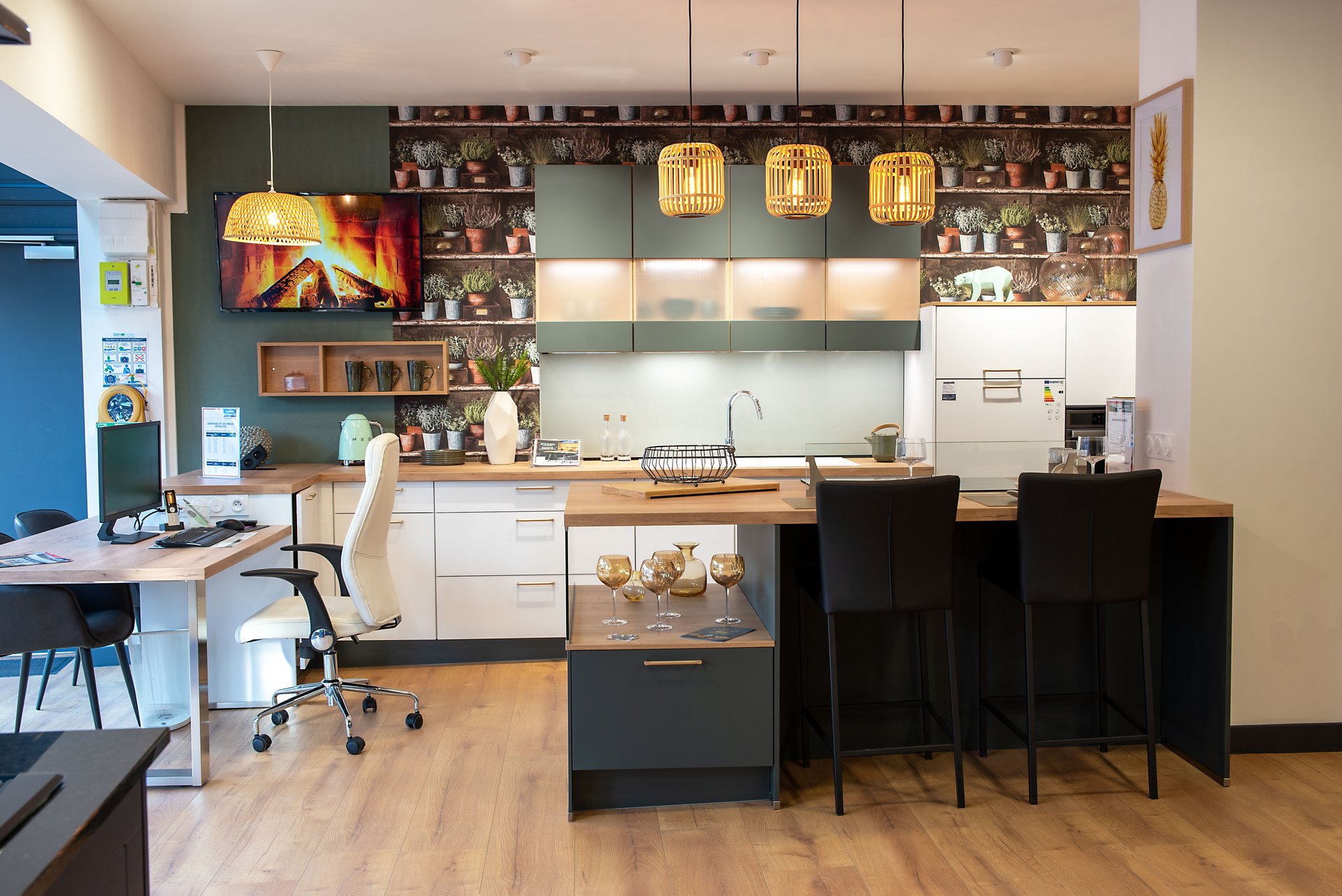 Cuisines Références BERNAY vous attend pour réaliser la cuisine aménagée sur mesure qui vous ressemble !