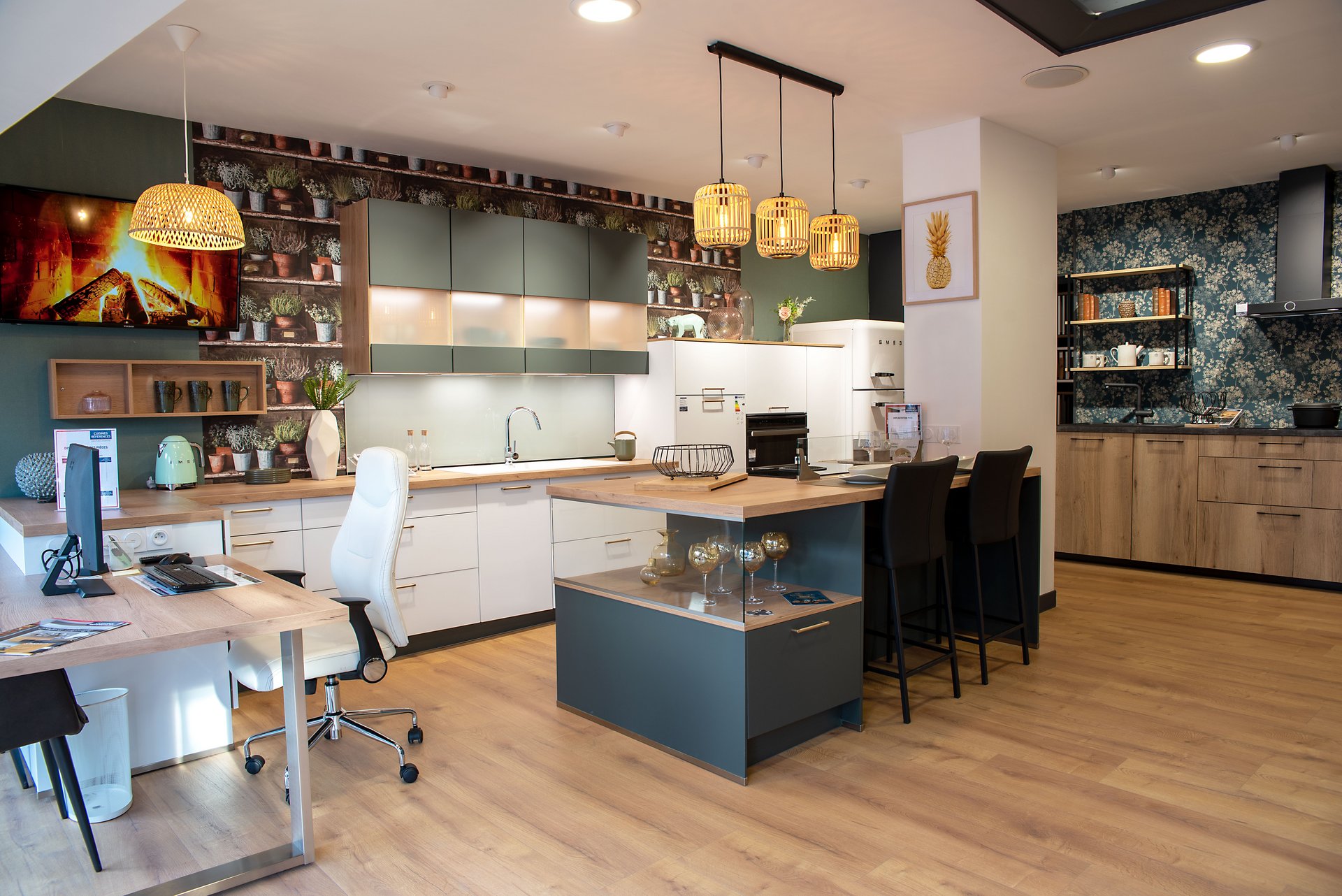 Cuisines Références BERNAY vous attend pour réaliser la cuisine aménagée sur mesure qui vous ressemble !