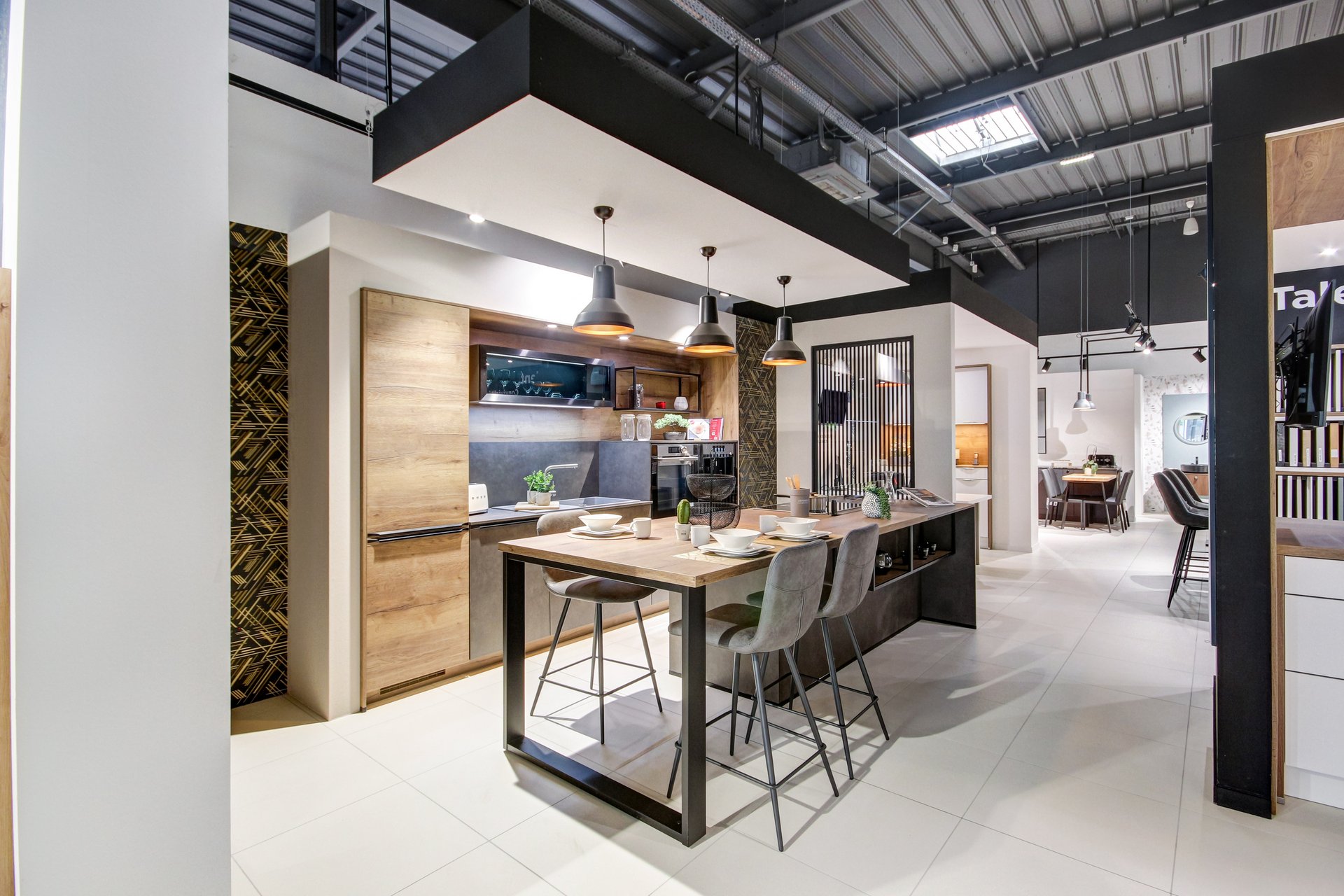 Cuisines Références EVRON - CHARTRES-LA-FORÊT vous attend pour réaliser la cuisine aménagée sur mesure qui vous ressemble !