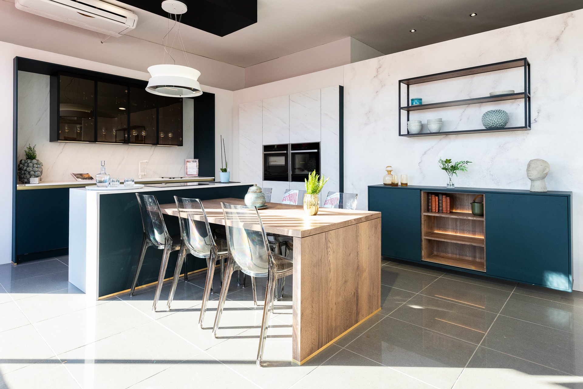 Cuisines Références FREJUS vous attend pour réaliser la cuisine aménagée sur mesure qui vous ressemble !