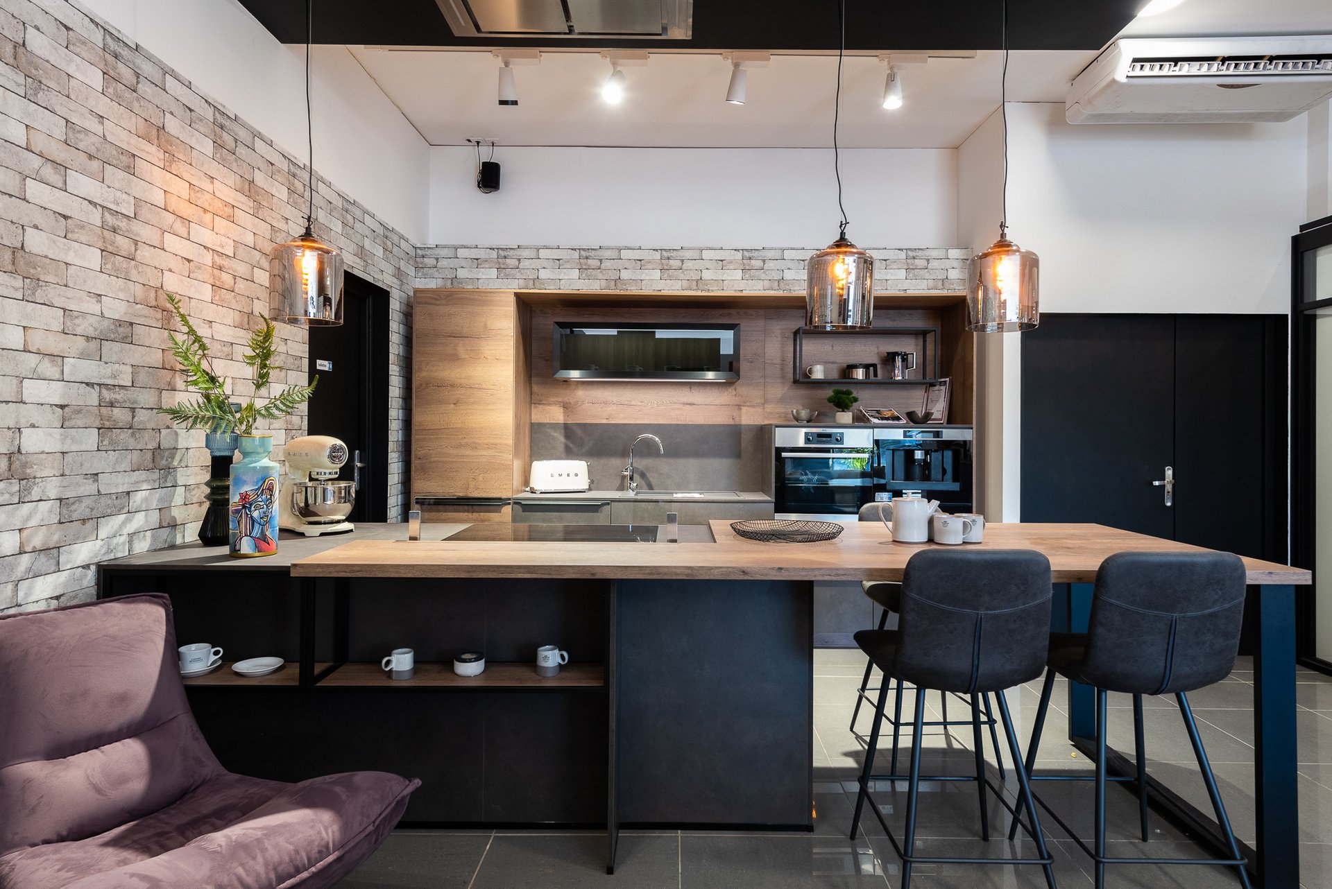 Cuisines Références FREJUS vous attend pour réaliser la cuisine aménagée sur mesure qui vous ressemble !