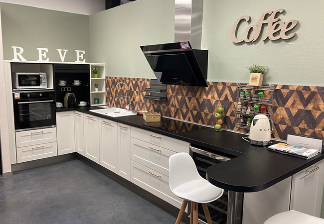 Cuisines Références LE QUESNOY vous attend pour réaliser la cuisine aménagée sur mesure qui vous ressemble !