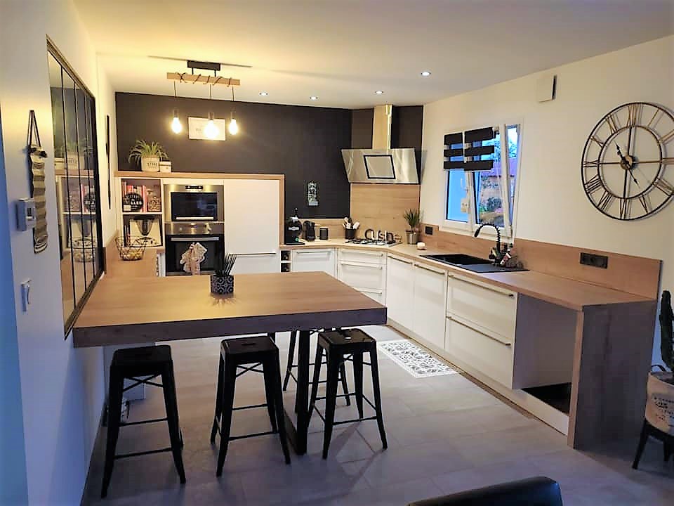 Cuisines Références COUTANCES MARIGNY-LE-LOZON vous attend pour réaliser la cuisine aménagée sur mesure qui vous ressemble !