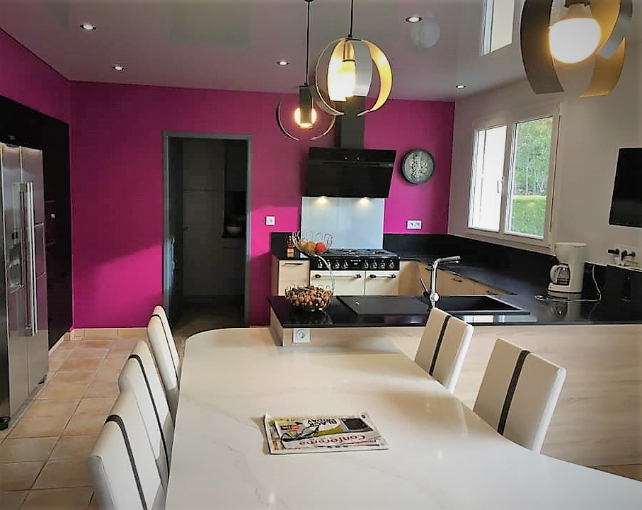 Cuisines Références COUTANCES MARIGNY-LE-LOZON vous attend pour réaliser la cuisine aménagée sur mesure qui vous ressemble !