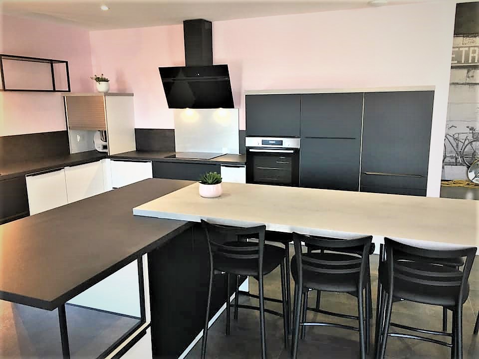 Cuisines Références COUTANCES MARIGNY-LE-LOZON vous attend pour réaliser la cuisine aménagée sur mesure qui vous ressemble !