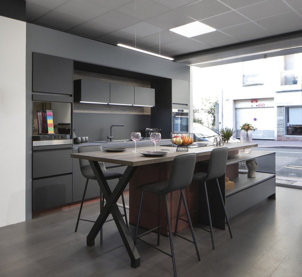 Cuisines Références ROANNE vous attend pour réaliser la cuisine aménagée sur mesure qui vous ressemble !
