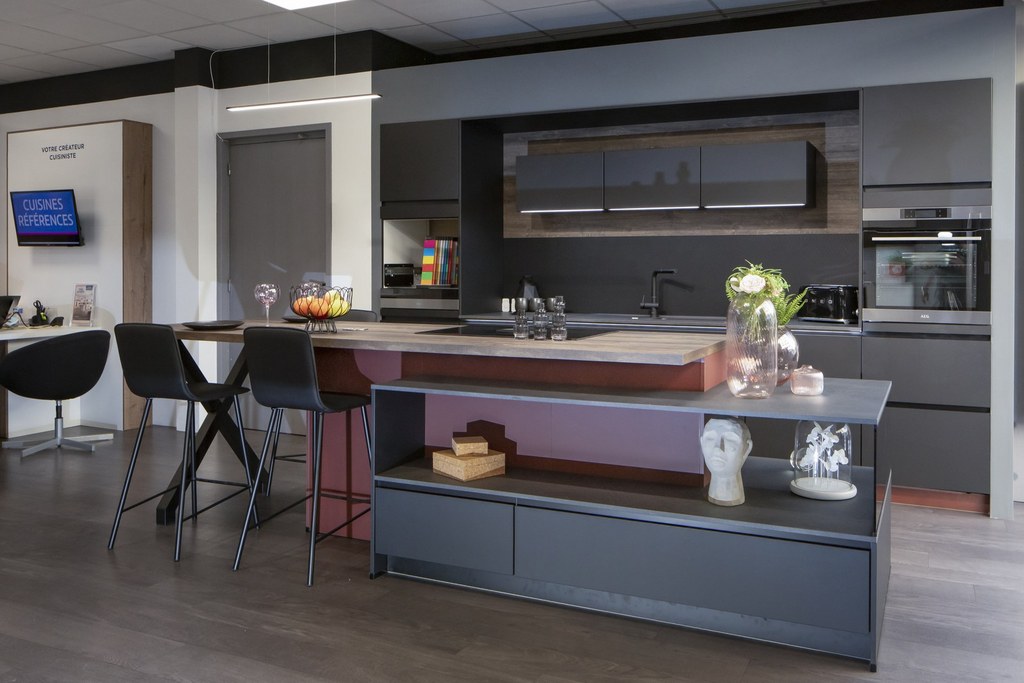 Cuisines Références ROANNE vous attend pour réaliser la cuisine aménagée sur mesure qui vous ressemble !