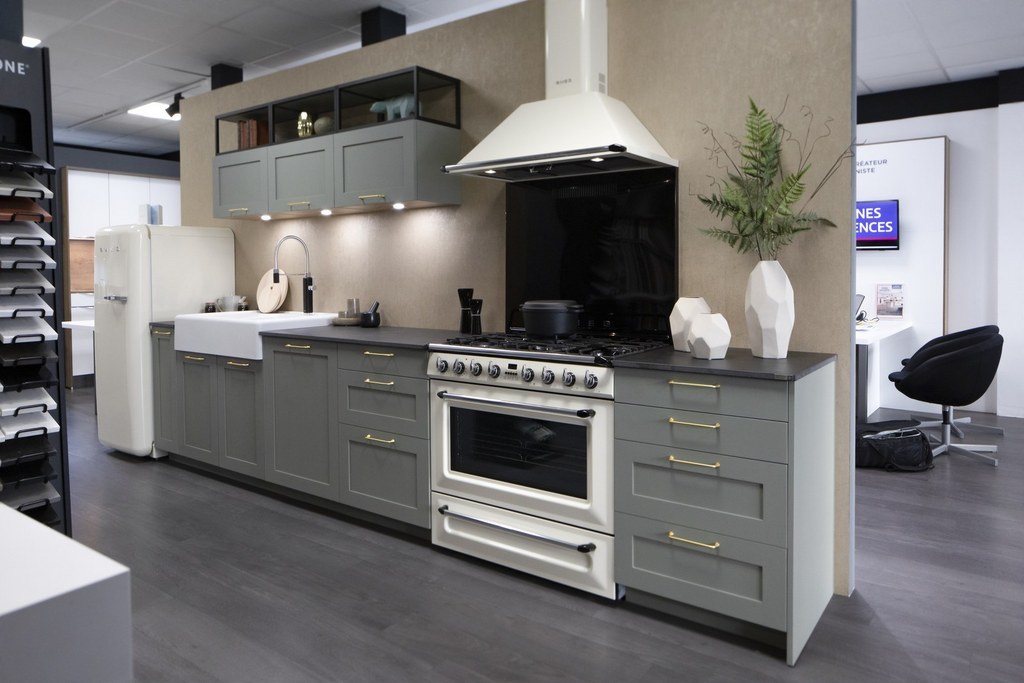 Cuisines Références ROANNE vous attend pour réaliser la cuisine aménagée sur mesure qui vous ressemble !