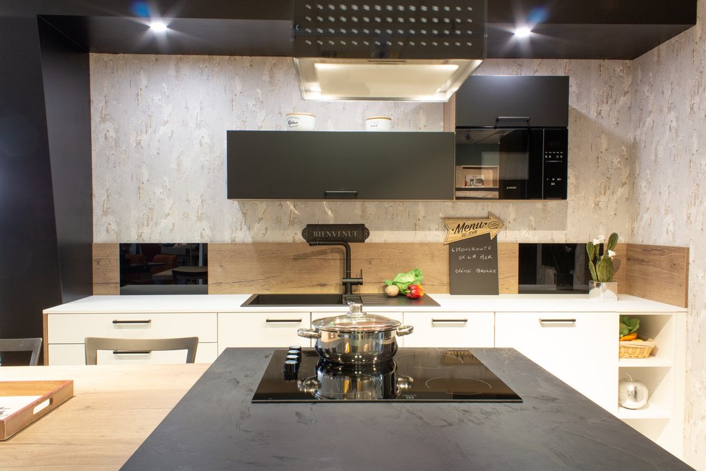 Cuisines Références LAVAL ST-BERTHEVIN vous attend pour réaliser la cuisine aménagée sur mesure qui vous ressemble !
