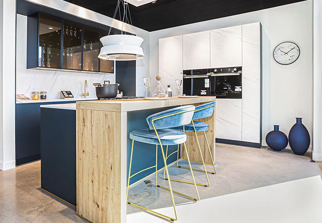 Cuisines Références CHATEAU-GONTIER vous attend pour réaliser la cuisine aménagée sur mesure qui vous ressemble !