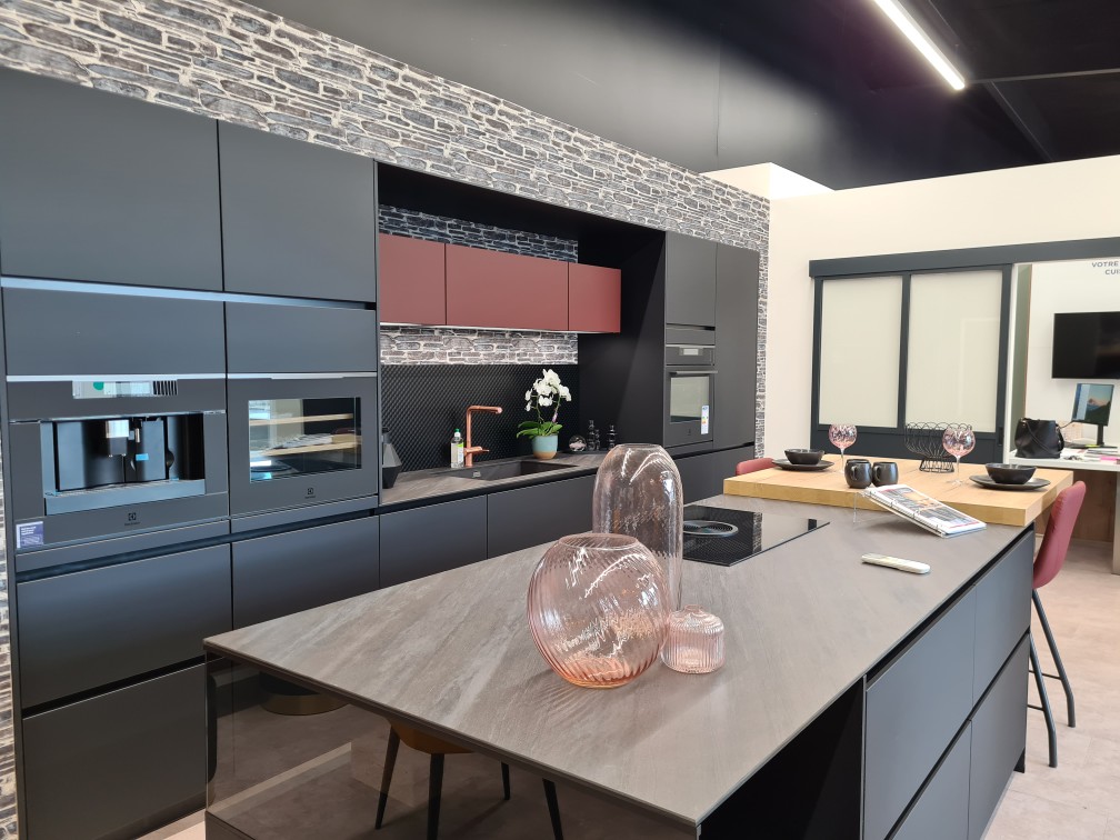 Cuisines Références VIENNE vous attend pour réaliser la cuisine aménagée sur mesure qui vous ressemble !