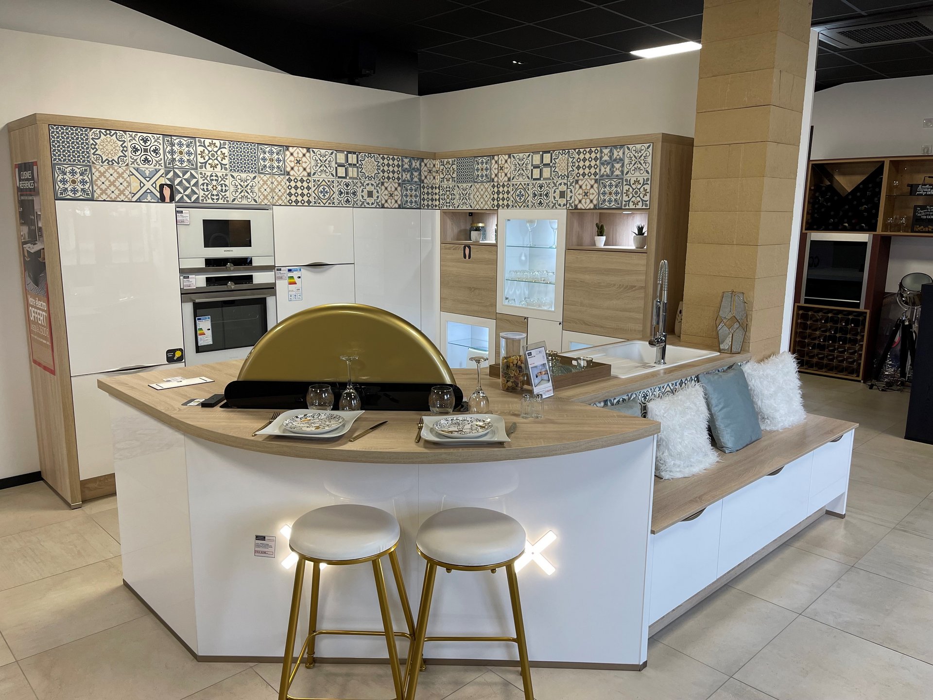 Cuisines Références CREPY-EN-VALOIS vous attend pour réaliser la cuisine aménagée sur mesure qui vous ressemble !